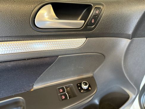 Used 2008 Volkswagen R32 AWD/4WD image 9