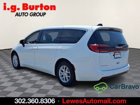 Used 2023 Chrysler Pacifica Touring-L FWD image 4