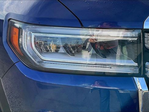 Used 2023 GMC Acadia SLT image 28