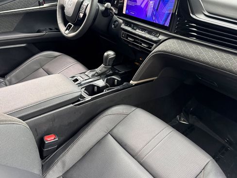 Used 2025 Toyota Camry XLE image 31