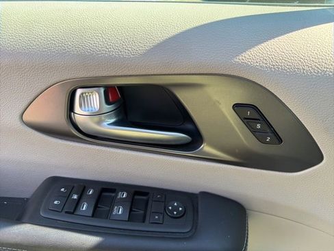 Used 2023 Chrysler Pacifica Touring-L FWD image 25