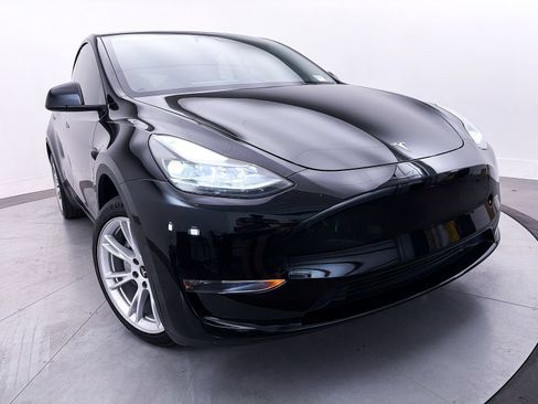 Used 2024 Tesla Model Y Long Range AWD/4WD image 3