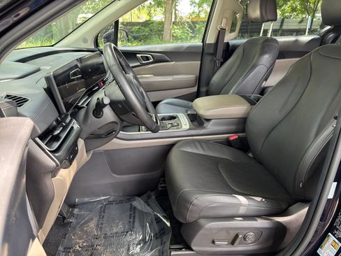 Used 2026 Kia Carnival FWD image 30