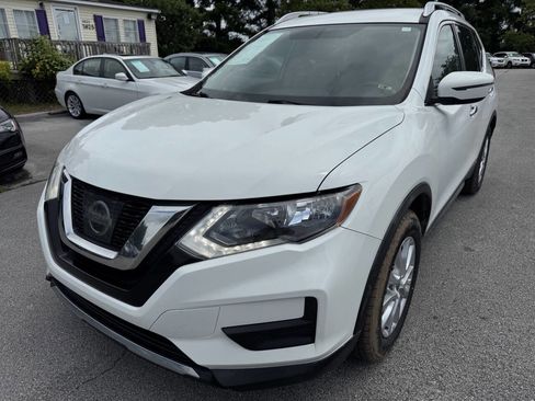 Used 2017 Nissan Rogue SV image 2