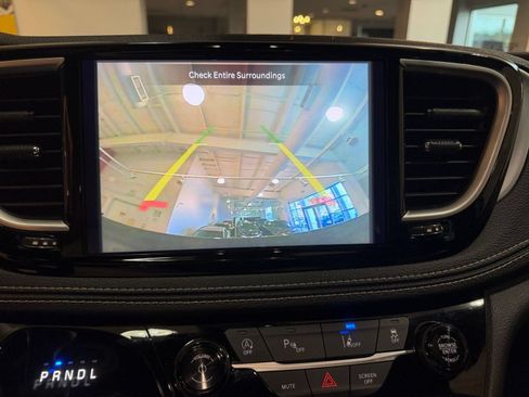 Used 2025 Chrysler Pacifica Limited FWD image 26