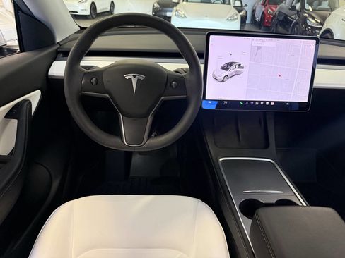 Used 2021 Tesla Model Y Long Range AWD/4WD image 19