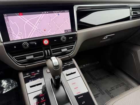 Certified 2023 Porsche Macan image 28