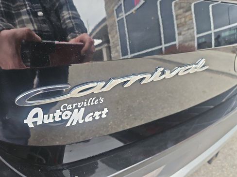 Used 2022 Kia Carnival EX image 25