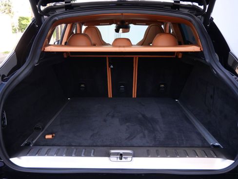 Used 2021 Aston Martin DBX image 21