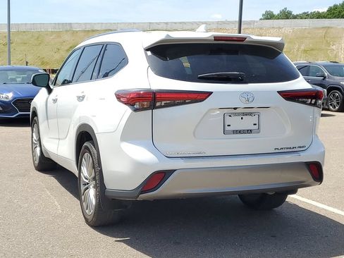 Used 2022 Toyota Highlander Platinum AWD/4WD image 2