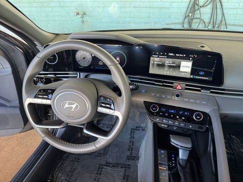 Used 2025 Hyundai Elantra SEL image 34