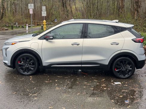 Used 2023 Chevrolet Bolt EUV Premier w/ Redline Edition image 5