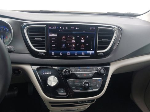Used 2024 Chrysler Pacifica Touring-L image 12