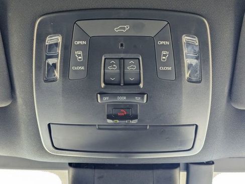 Used 2025 Toyota Sienna Platinum FWD image 31