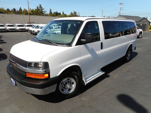 Used 2016 Chevrolet Express 3500 LT w/ LT Preferred Equipment Group image 4