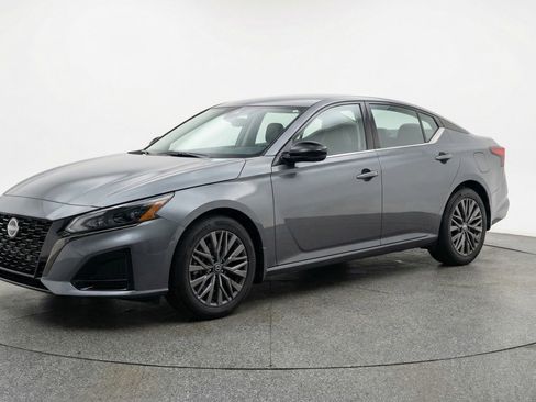 Used 2025 Nissan Altima 2.5 SV FWD image 3