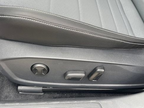 Used 2025 Volkswagen Jetta SE FWD image 11