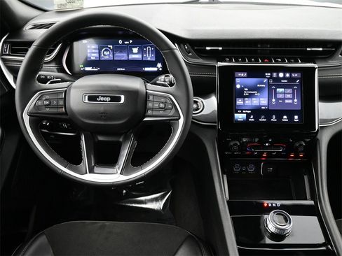 Used 2023 Jeep Grand Cherokee Altitude image 5