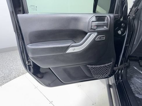 Used 2016 Jeep Wrangler Unlimited Rubicon AWD/4WD image 8