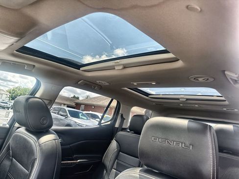 Used 2021 GMC Acadia Denali w/ Denali Ultimate Package AWD/4WD image 17