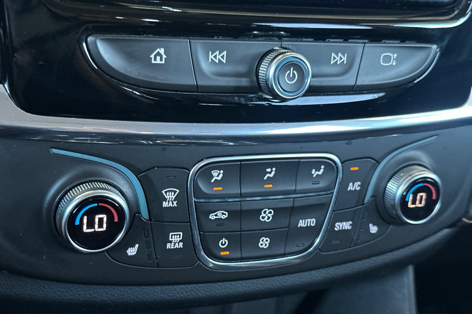 Used 2019 Chevrolet Traverse LT w/ LPO, Blackout Package AWD/4WD image 23