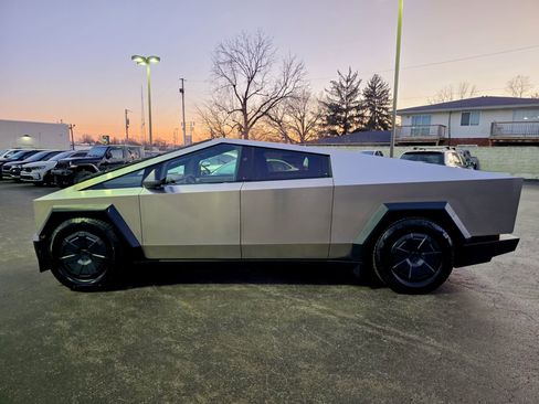 Used 2025 Tesla Cybertruck AWD Crew Cab image 6