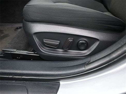 Used 2020 Toyota Camry LE image 9