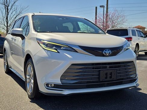Used 2021 Toyota Sienna Platinum image 4