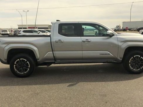 Used 2024 Toyota Tacoma TRD Sport AWD/4WD image 9