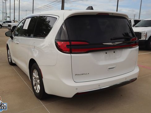 Used 2023 Chrysler Pacifica Touring-L FWD image 6