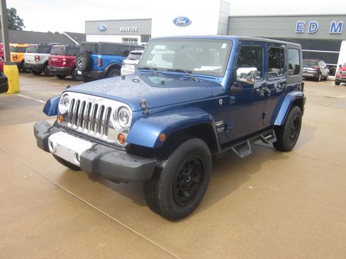 Used 2009 Jeep Wrangler Unlimited Sahara w/ Mopar Leather Group AWD/4WD image 3