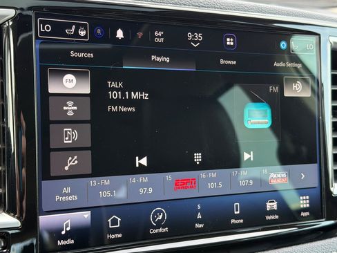 Used 2023 Chrysler Pacifica Limited FWD image 16