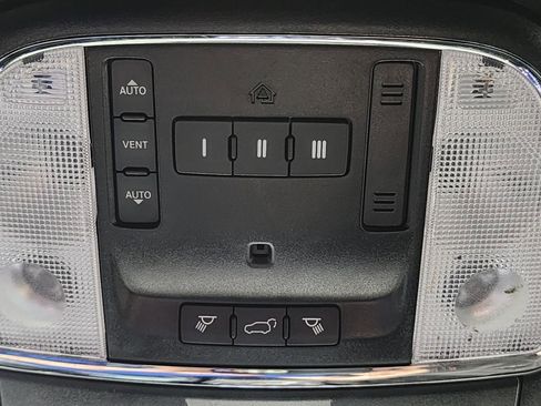 Used 2020 Jeep Grand Cherokee Laredo image 16