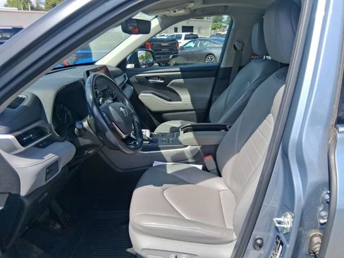 Used 2021 Toyota Highlander XLE AWD/4WD image 11