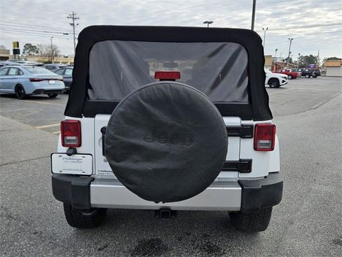 Used 2018 Jeep Wrangler Unlimited Sahara image 9