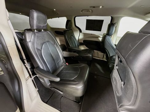 Used 2022 Chrysler Pacifica Touring-L FWD image 27