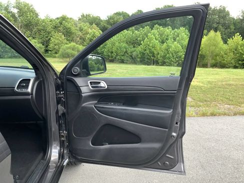 Used 2019 Jeep Grand Cherokee Altitude AWD/4WD image 29