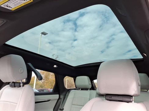 Used 2020 Land Rover Range Rover Evoque SE image 16