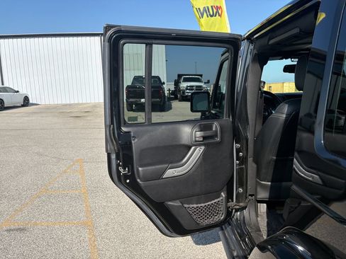 Used 2016 Jeep Wrangler Unlimited Rubicon AWD/4WD image 35