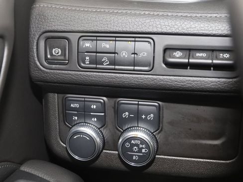 Used 2021 GMC Yukon Denali w/ Denali Premium Package image 27