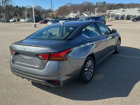 Used 2024 Nissan Altima 2.5 SV image 3