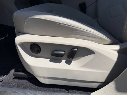 Used 2024 Volkswagen Atlas SE w/ Panoramic Sunroof Package FWD image 15