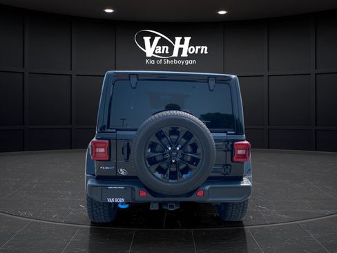 Used 2022 Jeep Wrangler Unlimited Sahara w/ Cold Weather Group AWD/4WD image 6