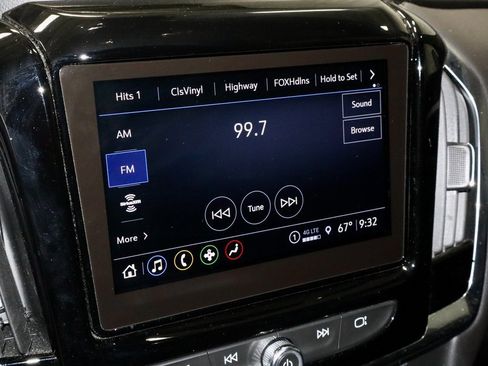 Used 2023 Chevrolet Traverse LT image 3