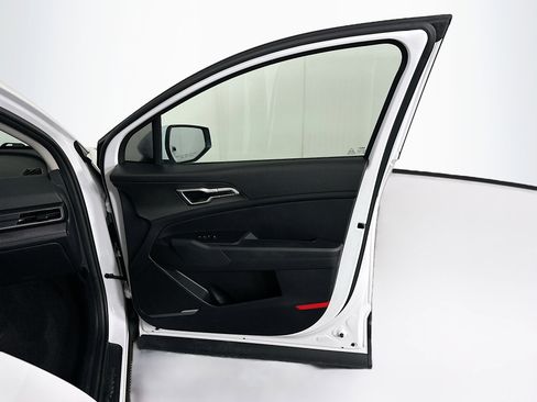 Used 2025 Kia Sportage LX FWD image 29