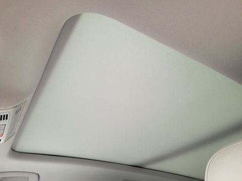 Used 2021 Volkswagen Tiguan SE w/ Panoramic Sunroof Package image 10