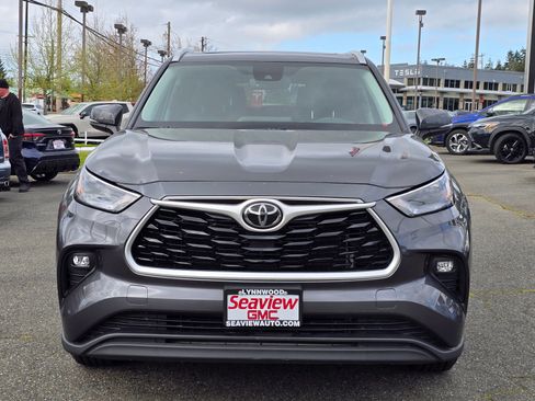 Used 2023 Toyota Highlander XLE AWD/4WD image 2