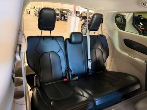 Used 2024 Chrysler Pacifica Limited FWD image 25