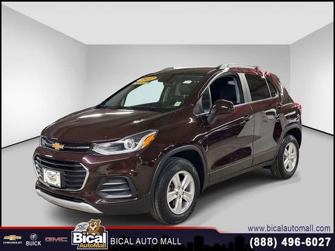 Used 2022 Chevrolet Trax LT w/ LT Convenience Package image 1