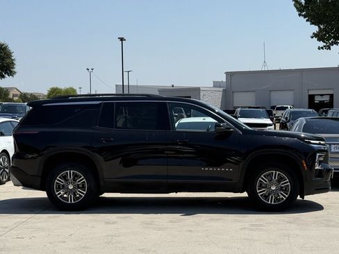 Used 2025 Chevrolet Traverse LT AWD/4WD image 3